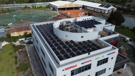 Grupo Everybody Wins instala parque fotovoltaico na sede