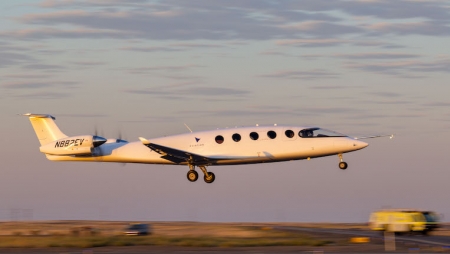 Primeiro avião 100% eléctrico realiza voo inaugural