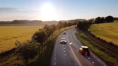 Suécia testa estrada que carrega veículos elétricos em andamento