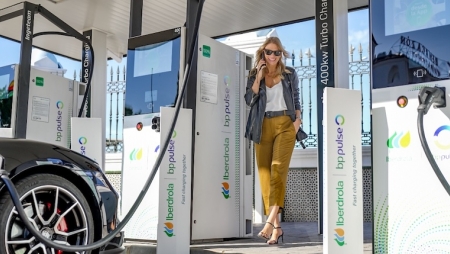 Carregamento público ganha importância no verão e é utilizado por 82% dos condutores de veículos elétricos
