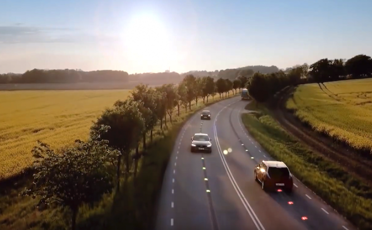 Suécia testa estrada que carrega veículos elétricos em andamento