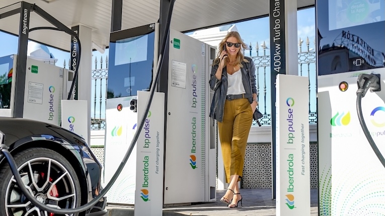 Carregamento público ganha importância no verão e é utilizado por 82% dos condutores de veículos elétricos