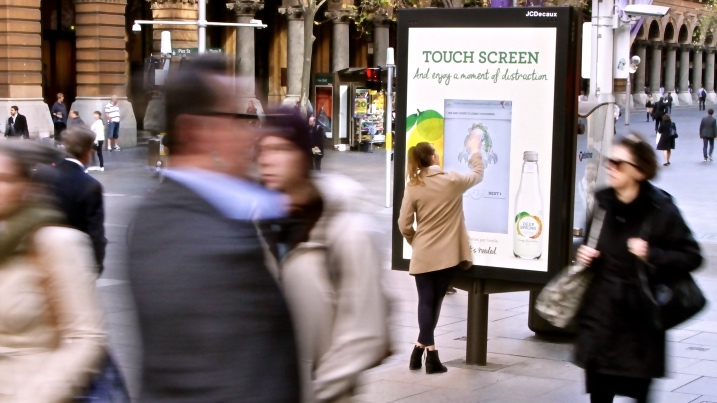 JCDecaux traz livro de colorir às ruas